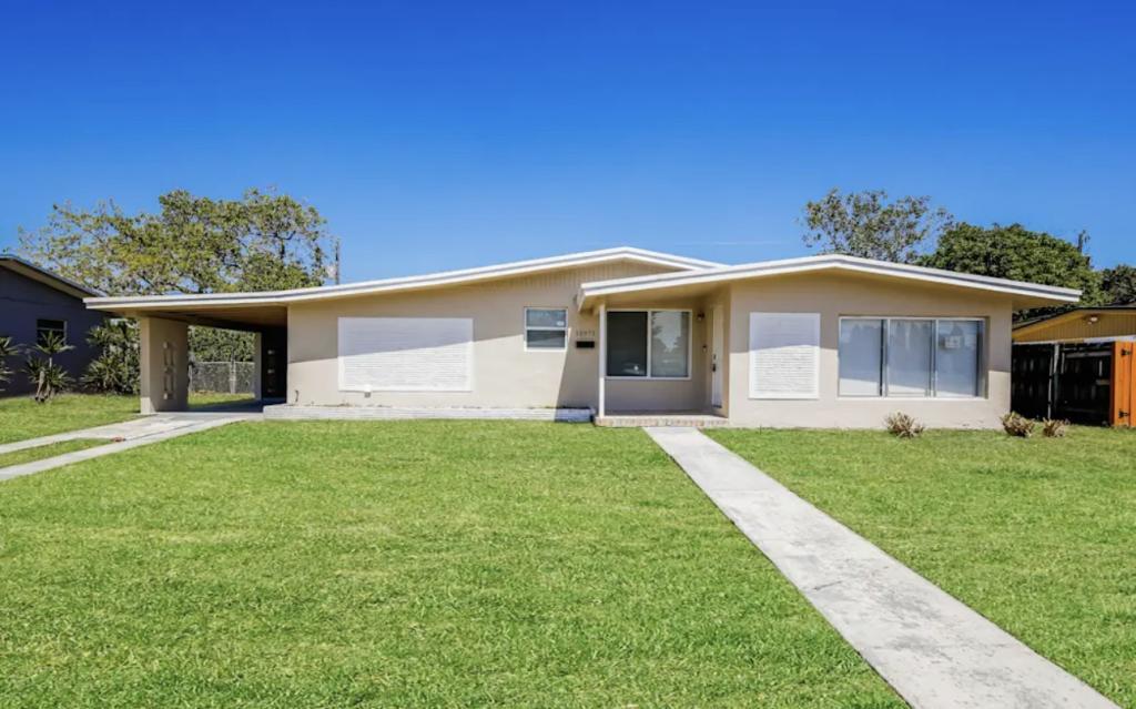11970 SW 174th St in Miami, FL - Foto de edificio