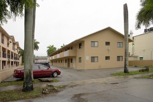 1555 W 42nd Pl in Hialeah, FL - Building Photo