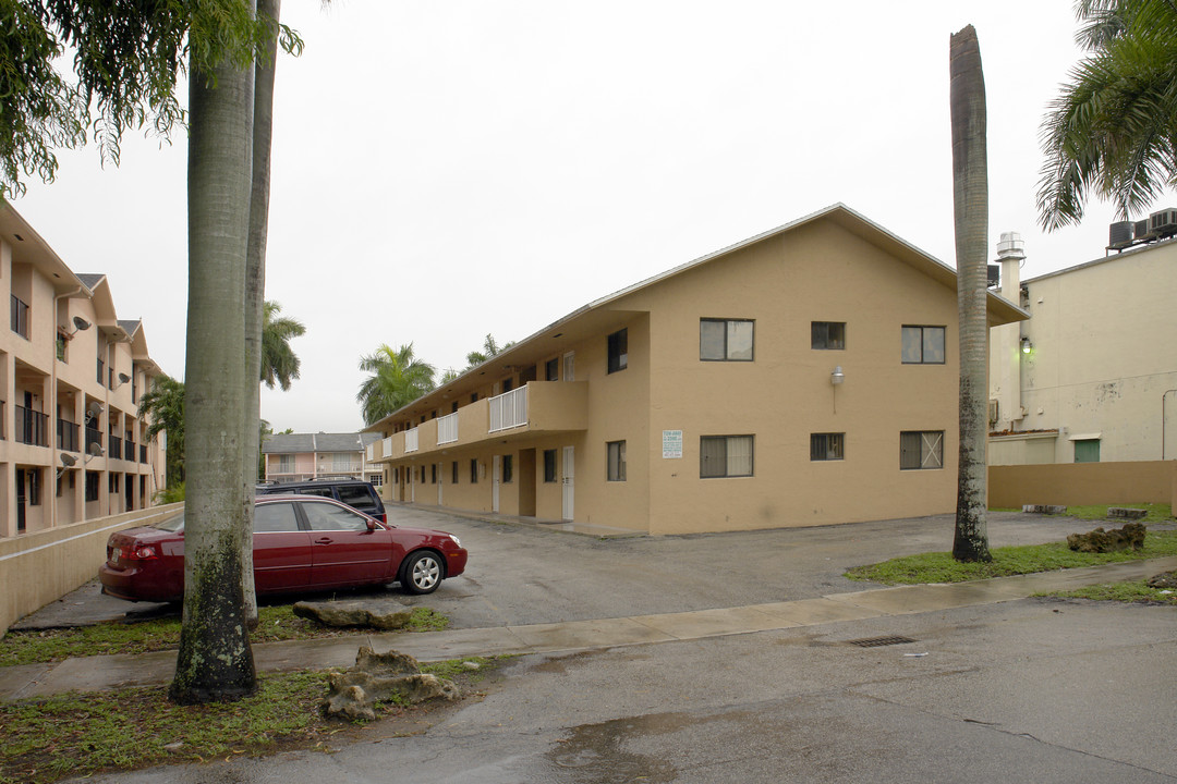 1555 W 42nd Pl in Hialeah, FL - Foto de edificio