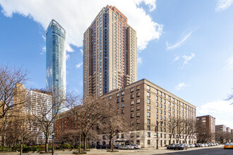 Liberty Court in New York, NY - Foto de edificio - Building Photo