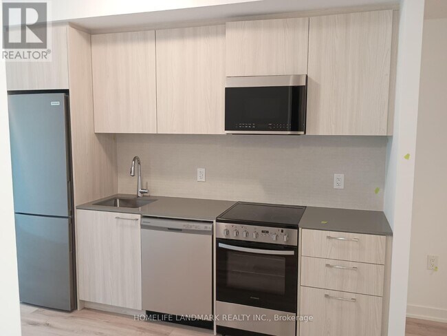 7439 Kingston Rd in Toronto, ON - Building Photo - Building Photo