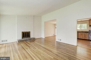 6520 Lone Oak Ct in Bethesda, MD - Building Photo