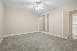 304 E Adoue St in Alvin, TX - Foto de edificio - Building Photo