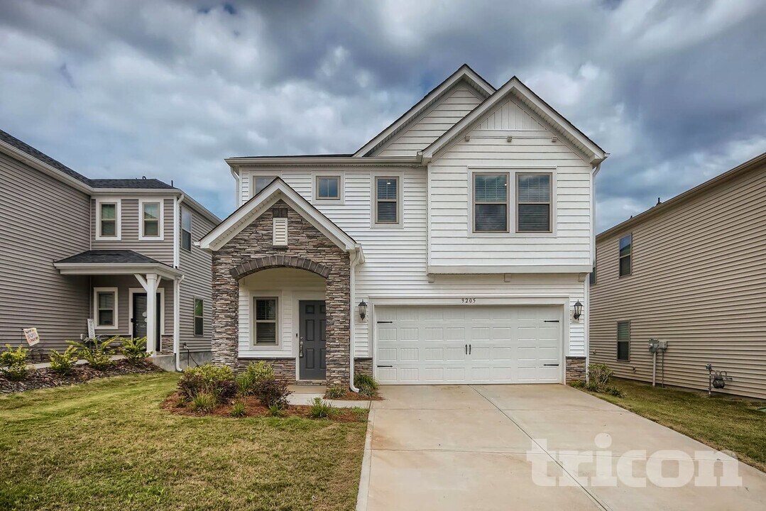 9205 Festival Wy in Mint Hill, NC - Building Photo