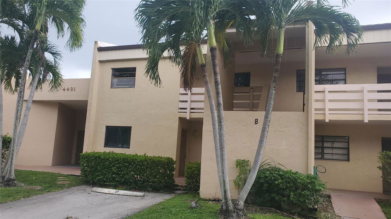 4491 Crystal Lake Dr in Pompano Beach, FL - Building Photo