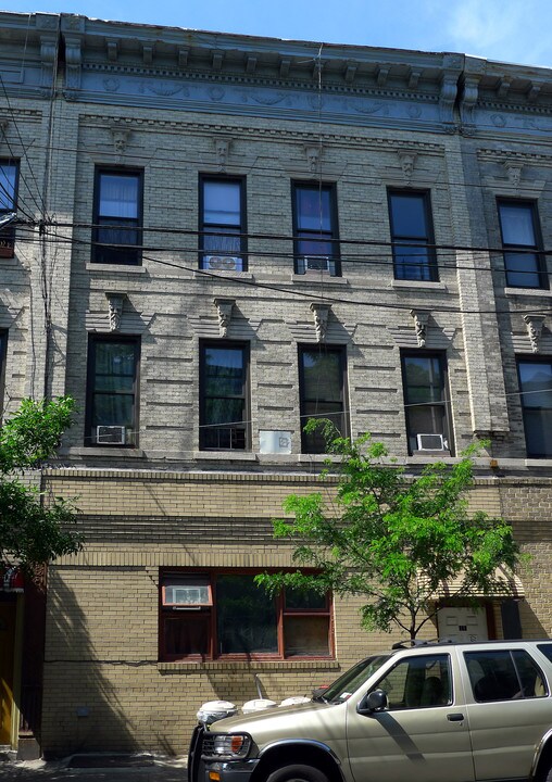 560 Seneca Ave in Ridgewood, NY - Building Photo