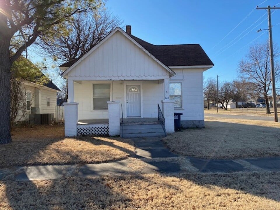 1123 W Maple Ave in Enid, OK - Building Photo