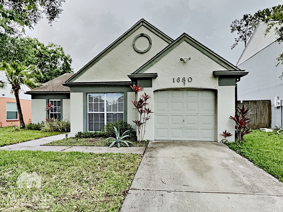 1680 Palm Leaf Dr in Brandon, FL - Foto de edificio