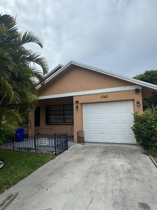 1343 Summit Run Cir in West Palm Beach, FL - Building Photo