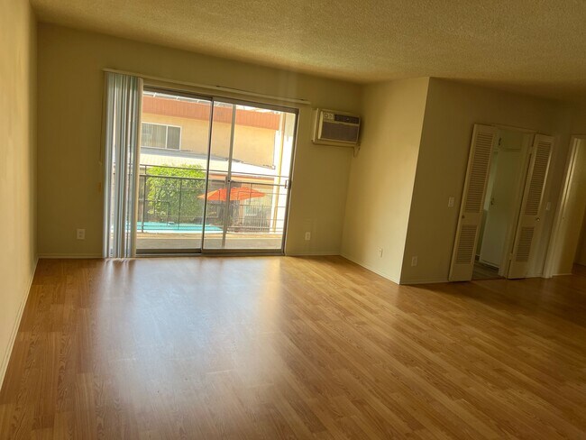 11860 Chandler Blvd in Valley Village, CA - Foto de edificio - Building Photo