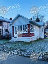 711 Knapp St NE in Grand Rapids, MI - Building Photo