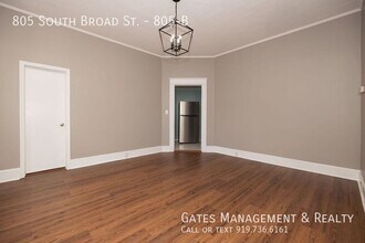 805 S Broad St in Burlington, NC - Foto de edificio - Building Photo