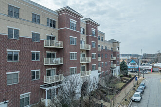 Station Crossing in Downers Grove, IL - Foto de edificio - Building Photo