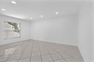 300 SW 100th Ave in Pembroke Pines, FL - Building Photo - Building Photo