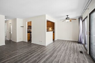 402 Sandalwood Ln in Schaumburg, IL - Building Photo - Building Photo