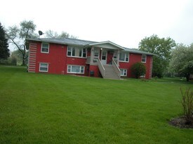 200 Maple St in Sugar Grove, IL - Building Photo