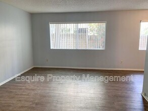 1940 Los Feliz Dr in Thousand Oaks, CA - Foto de edificio - Building Photo