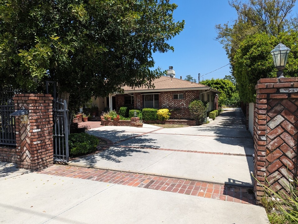 5440 Topeka Dr in Tarzana, CA - Building Photo