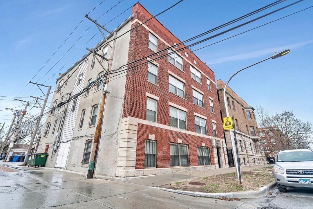 1410 W Sunnyside Ave in Chicago, IL - Building Photo