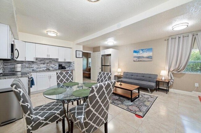 700 NE 164th St-Unit -2 in Miami, FL - Building Photo - Building Photo