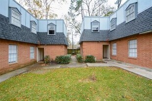 1305 Adams St in Conroe, TX - Building Photo