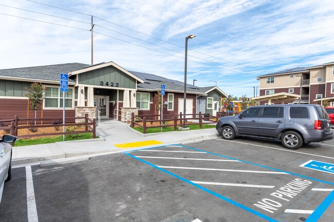Cedar Grove Apartments in Santa Rosa, CA - Foto de edificio - Building Photo