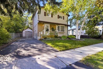 10 Roosevelt Ave in Ajax, ON - Building Photo - Building Photo