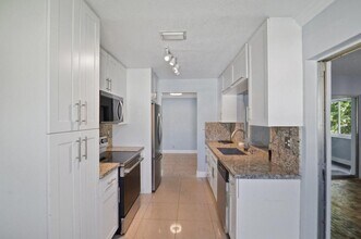 3002 NW 48th St in Fort Lauderdale, FL - Foto de edificio - Building Photo