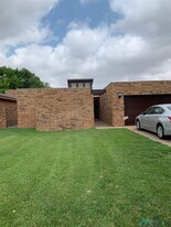 2116 Circlewood Pl in Clovis, NM - Building Photo