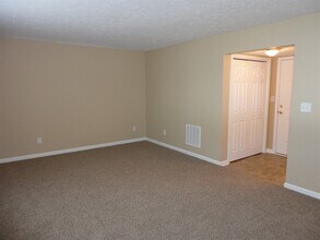 2328 Salem Park Dr in Indianapolis, IN - Foto de edificio - Building Photo