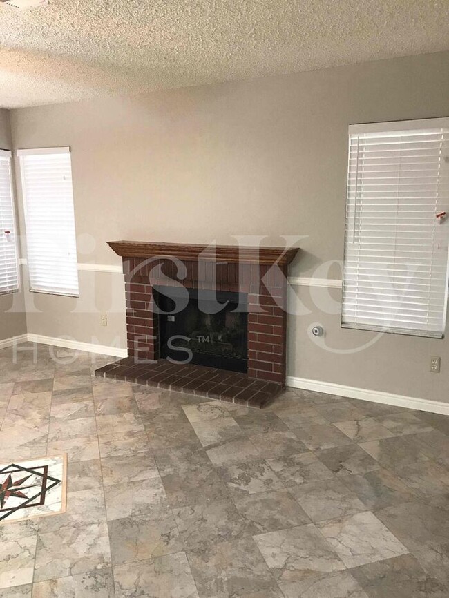 344 Templeton Dr in Henderson, NV - Foto de edificio - Building Photo