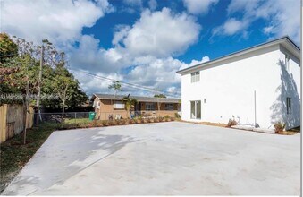 10386 SW 173rd St in Miami, FL - Building Photo - Building Photo