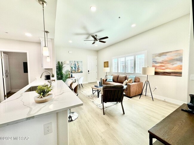 2032 E River Rd in Tucson, AZ - Building Photo - Building Photo