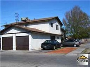 1011 W Avenue H12 in Lancaster, CA - Foto de edificio - Building Photo