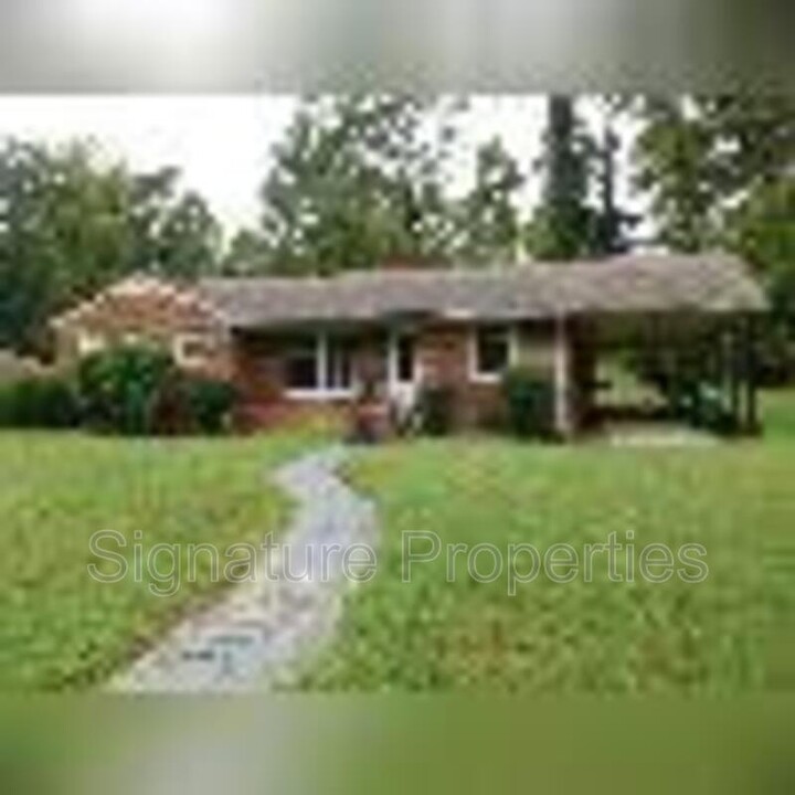 137 Chesterfield Ave in Colonial Heights, VA - Building Photo