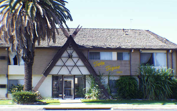 Twin Tepee Apartments in Whittier, CA - Building Photo