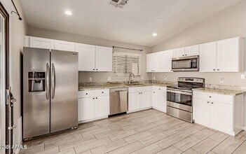 2112 E Robin Ln in Phoenix, AZ - Building Photo - Building Photo