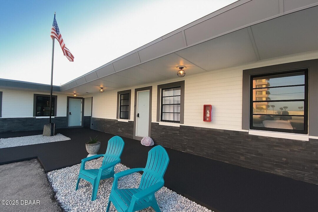 1915 N Atlantic Ave in Daytona Beach, FL - Building Photo