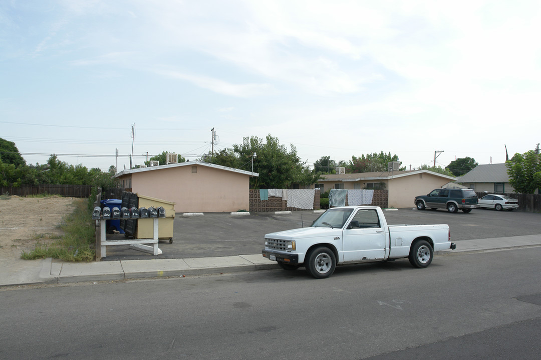 800-822 E Early Ave in Reedley, CA - Building Photo