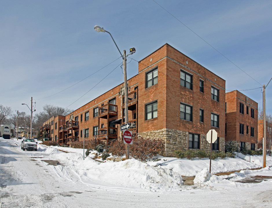 Plaza West in Kansas City, MO - Building Photo