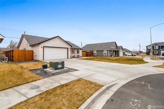 1511 S Madison St in Moses Lake, WA - Building Photo - Building Photo