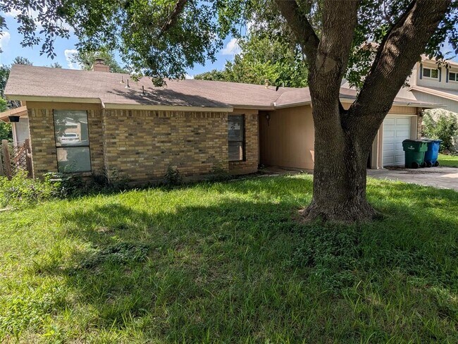 2005 Holly Springs Dr in Taylor, TX - Building Photo - Building Photo