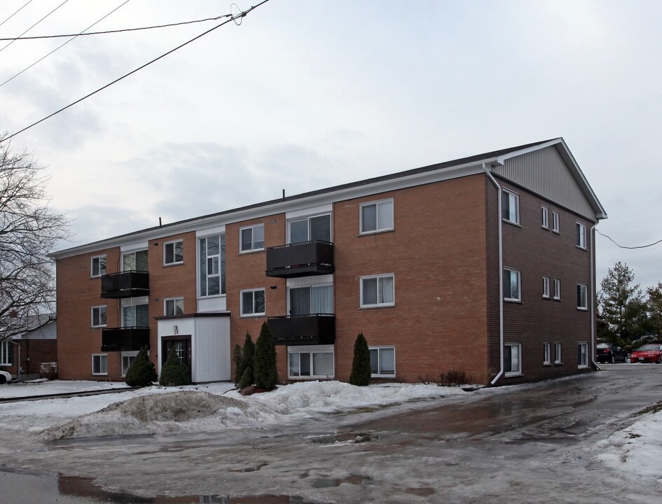 18 Frank St in Clarington, ON - Building Photo