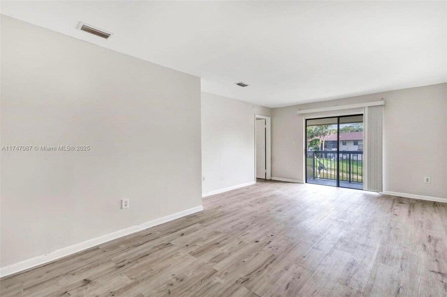 6020 Shaker Wood Cir in Tamarac, FL - Foto de edificio
