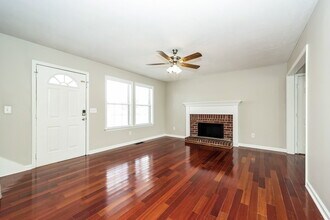 906 Tal Ln in La Vergne, TN - Foto de edificio - Building Photo