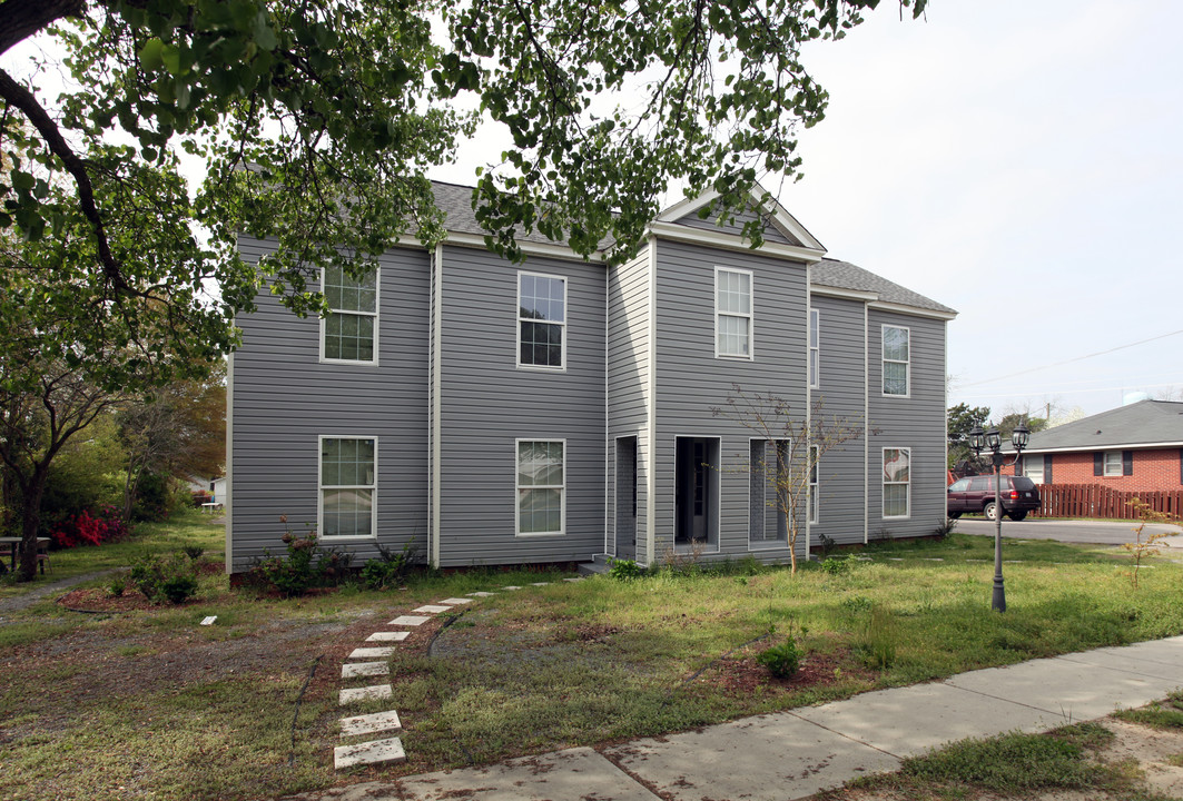 308-312 E Broad St in Saint Pauls, NC - Building Photo