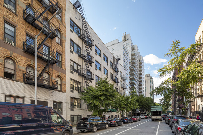 418 E 77th St in New York, NY - Building Photo - Building Photo