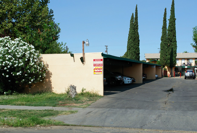 1275 N 8th St in Fresno, CA - Foto de edificio - Building Photo