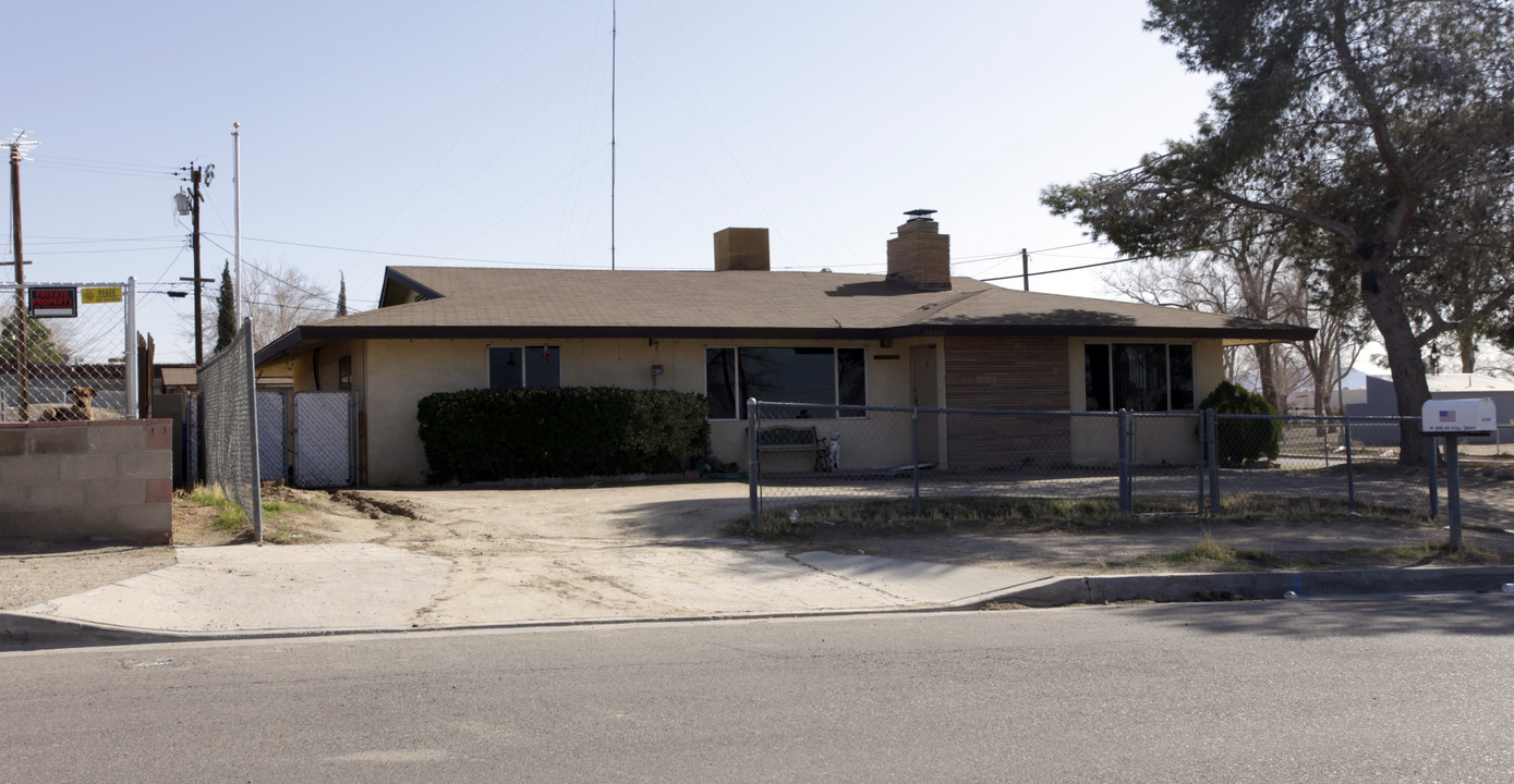 25391 Be Joal St in Barstow, CA - Foto de edificio