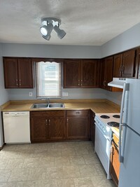 Immaculate Updated 2 Bedroom with 1 Bath in Rockford, IL - Building Photo - Building Photo